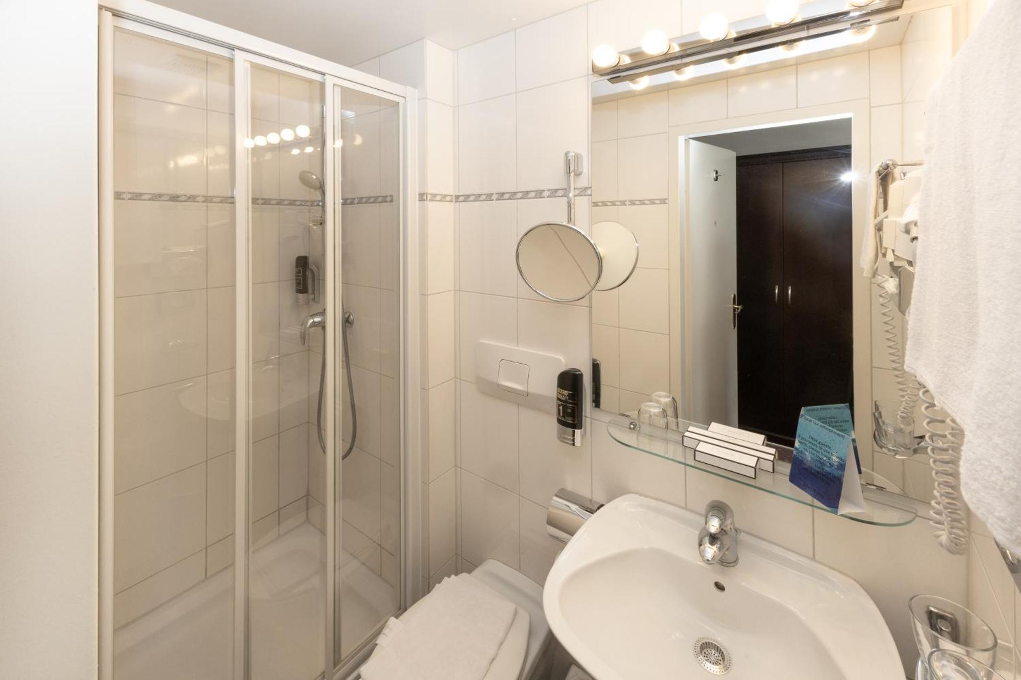 Hotel Viktoria Schoenbrunn Vienna Bilik gambar